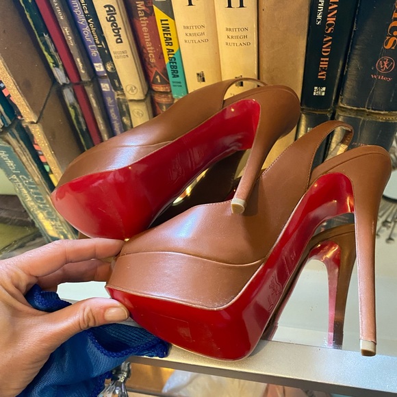 Brand new authentic Christian louboutin size 7 camel slingback never used - Picture 2 of 4
